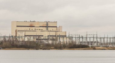 Eski birleşik ısı ve elektrik santrali. Isı santrali. Elektrik hatları, gölün suyunun yanında yüksek voltaj..