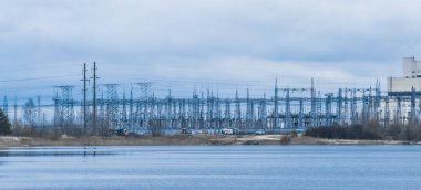 Enerji yüksek voltajlı elektrik hatları. Enerji endüstrisi, göl kıyısındaki ısı ve enerji santrallerini birleştirdi..