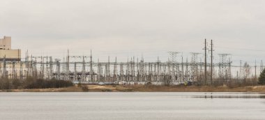 Enerji yüksek voltajlı elektrik hatları. Enerji endüstrisi, göl kıyısındaki ısı ve enerji santrallerini birleştirdi..