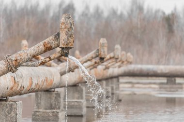 Su soğutma boru hattının eski paslı çelik boruları birleşik ısı ve enerji endüstrisi tesislerinin..