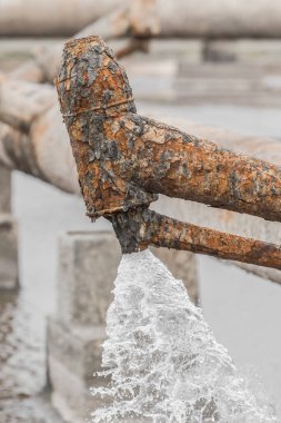 Su soğutma boru hattının eski paslı çelik boruları birleşik ısı ve enerji endüstrisi tesislerinin..