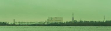 Endüstriyel radyasyonla kirlenen tehlikeli toksik kaza bölgesi birleşik ısı ve elektrik santralinde küresel çevre sorunları.