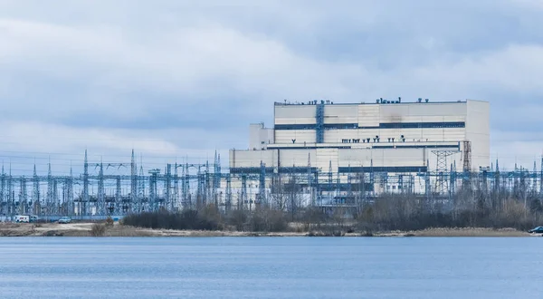 Eski birleşik ısı ve elektrik santrali. Isı santrali. Elektrik hatları, gölün suyunun yanında yüksek voltaj..