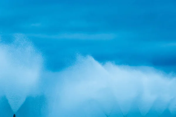 Stänk Vatten Fontän Rörelse Vätskeflöde Mot Den Mörkblå Himlen Bakgrund — Stockfoto