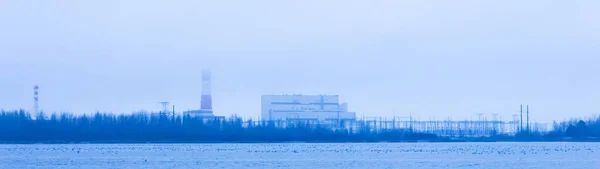 Industriegebiet Des Heizkraftwerks Der Nähe Des Seewassers Mit Dem Smog — Stockfoto
