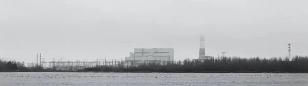 Industriegebiet Des Heizkraftwerks Der Nähe Des Seewassers Mit Dem Smog — Stockfoto