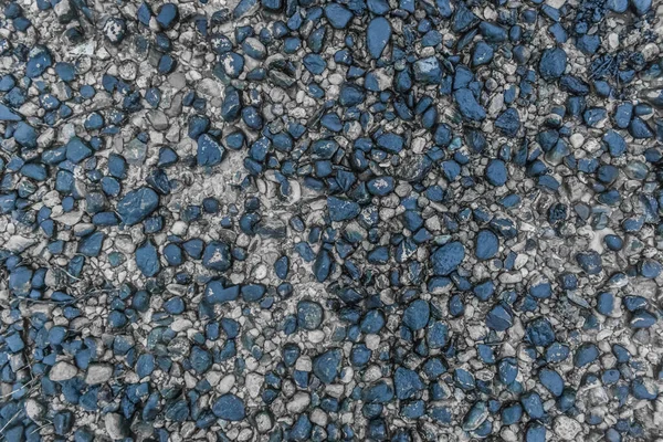 卵石深蓝色河流石天然背景岸面粗糙岩石 — 图库照片