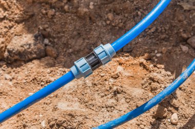 Su kaynaklarının polietilen su borularının kurulumu ve hızlı bağlantısının kesilmesi.