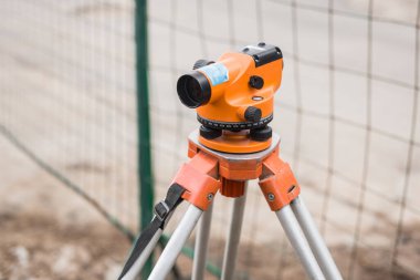 Theodolite aracı, endüstriyel bir alanda ya da inşaat alanı inceleme ekipmanları üzerinde yapılan bir ölçüm aracıdır..