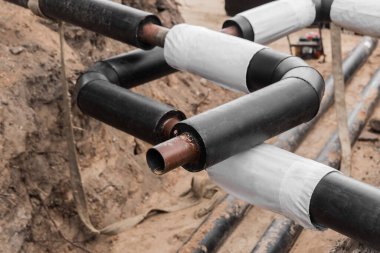 İnşaat sektöründeki toprak siper boru hattındaki ana ısıtma borusunun su hattının tamiri..