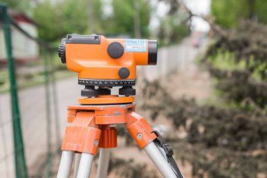 Theodolite aracı, endüstriyel bir alanda ya da inşaat alanı inceleme ekipmanları üzerinde yapılan bir ölçüm aracıdır..