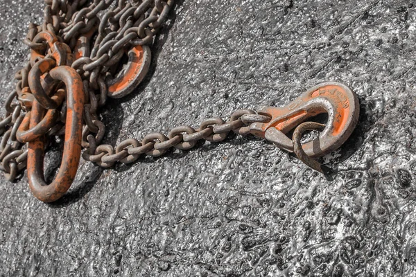 鉄ホイスト工具フックは コンクリート構造物に固定重いリフティング重量スリング機構チェーンをロード — ストック写真