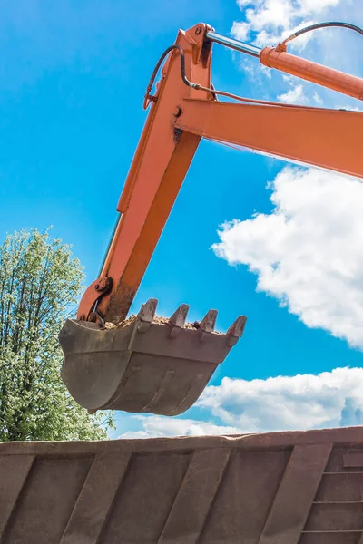 Excavation Works Bucket Tractor Loads Soil Shovel Back Dump Truck — Stock Photo, Image