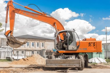 Belarus, Minsk bölgesi - 20 Mayıs 2020: Kazı Ağır Endüstriyel Kazı Kazısı İnşaat Alanı Endüstrisi.