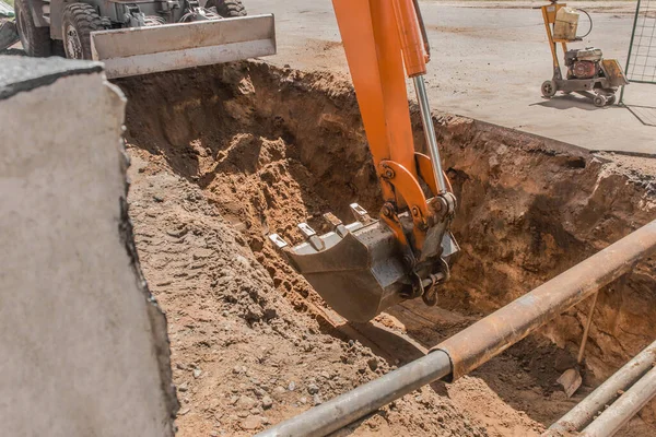 Kazı işe yarıyor. İnşaat alanında yerde ağır bir kürekle kamyon kazısı..