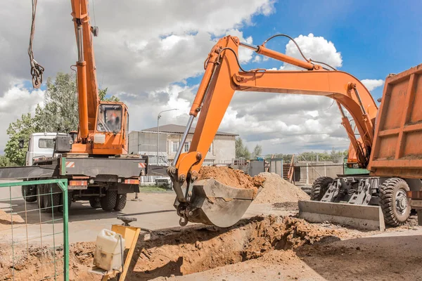 Escavação Funciona Balde Máquina Escavadora Trator Carrega Solo Com Uma — Fotografia de Stock