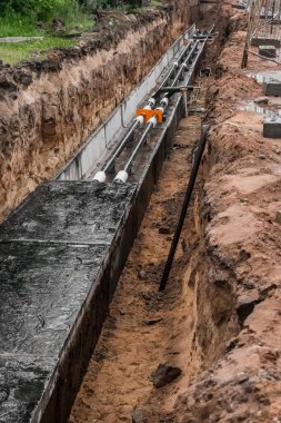 İnşaat sektöründeki toprak siper boru hattındaki ana ısıtma borusunun su hattının tamiri..