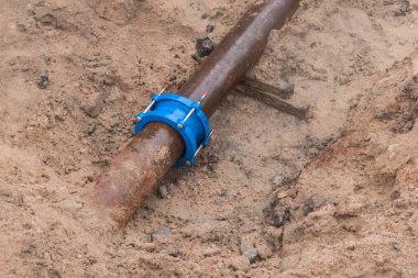 İnşaat alanındaki çelik su boru hattı tamiri..