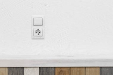 Priz ve ışık, anahtar beyaz duvarın arka planındaki düğmeyi aç. Evin modern iç dekorasyonu..