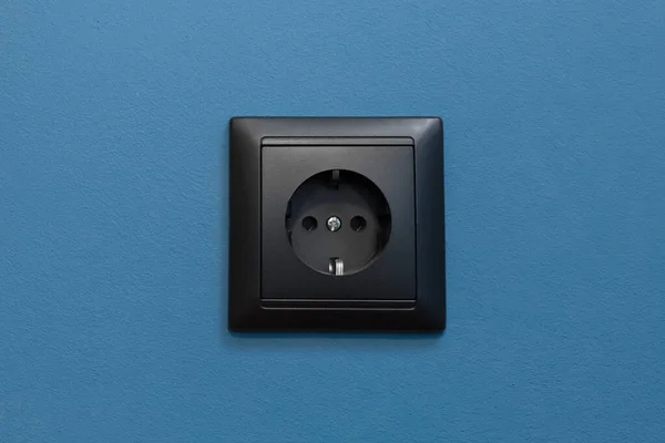 Egyetlen Fekete Aljzat Energia Otthoni Energiaellátás Villamos Energia Kék Fal — Stock Fotó