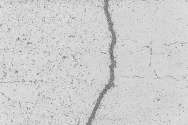 Beyaz beton yüzeydeki çatlak yıpranmış çimento aşınmış doku soyut hasarlı model arka planı.