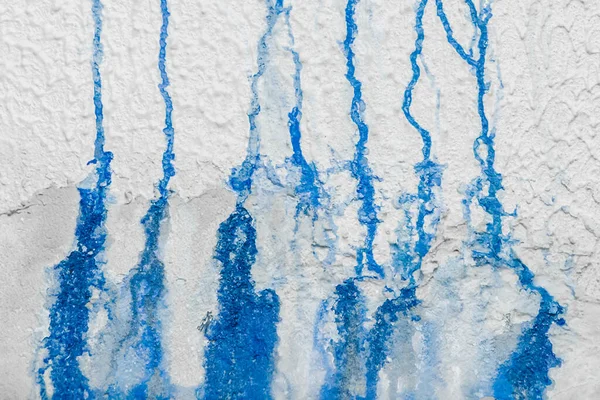 Streaks Liquid Spilled Blue Paint White Plaster Wall Abstract Pattern — Stock Photo, Image