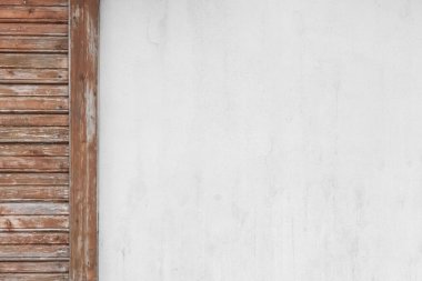 Beyaz arka plan beton duvar yüzey dokusu üzerine boya soyan eski kahverengi tahta tahtalar. Arka plan tasarımı boş şablon..