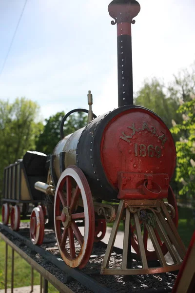 Ferrovia per bambini in un bellissimo parco verde — Foto Stock