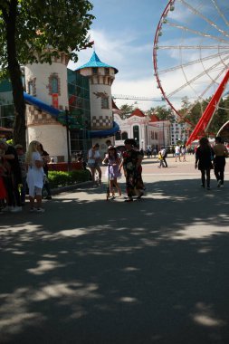Güzel büyük çocuklar atlıkarıncalarla park ederler.