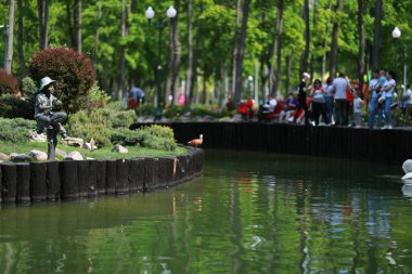 Güzel, bakımlı hayvanlarla dolu büyük bir park ve şehirde bir nehir.