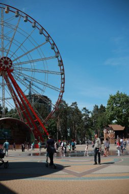 Güzel büyük çocuklar atlıkarıncalarla park ederler.