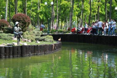 Güzel, bakımlı hayvanlarla dolu büyük bir park ve şehirde bir nehir.