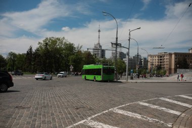 Şehrin kırmızı doğası temiz yollarda