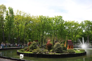 Göl kenarındaki yeşil, bakımlı güzel bir park.