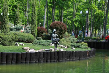 Güzel, bakımlı hayvanlarla dolu büyük bir park ve şehirde bir nehir.