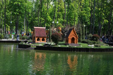 Güzel, bakımlı hayvanlarla dolu büyük bir park ve şehirde bir nehir.