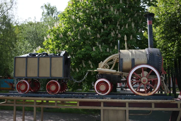 Güzel yeşil bir parktaki çocuk demiryolları