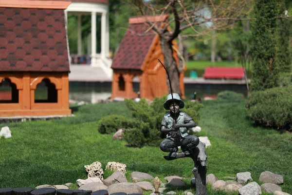 Güzel, bakımlı hayvanlarla dolu büyük bir park ve şehirde bir nehir.