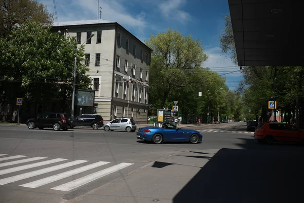 Czerwona natura w mieście na czystych drogach — Zdjęcie stockowe