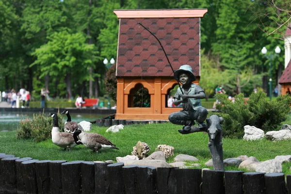 Groen goed verzorgd mooi park vlakbij het meer — Stockfoto