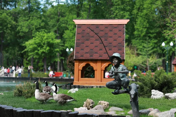 Göl kenarındaki yeşil, bakımlı güzel bir park.