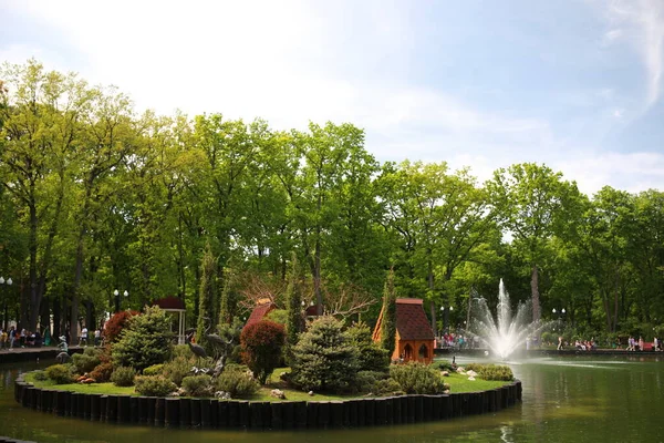 Göl kenarındaki yeşil, bakımlı güzel bir park.