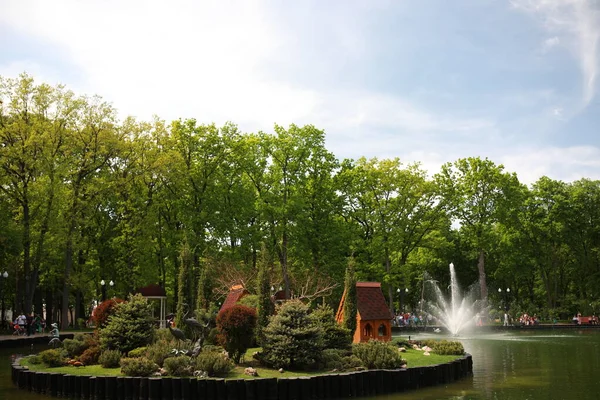 Göl kenarındaki yeşil, bakımlı güzel bir park.