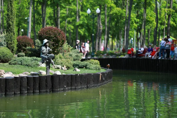 Güzel, bakımlı hayvanlarla dolu büyük bir park ve şehirde bir nehir.