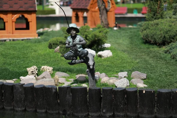 Güzel, bakımlı hayvanlarla dolu büyük bir park ve şehirde bir nehir.