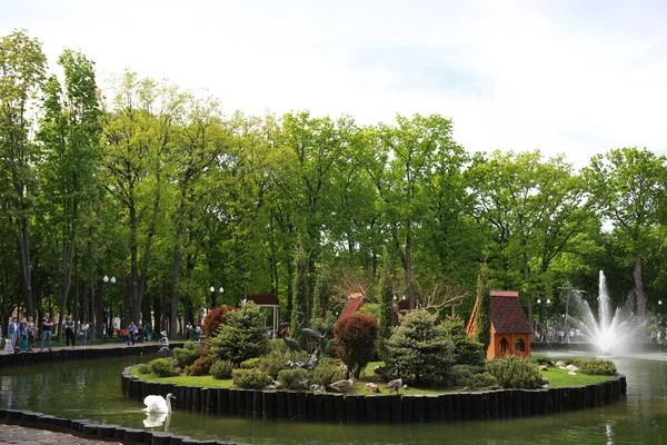 Zielony zadbany piękny park w pobliżu jeziora — Zdjęcie stockowe