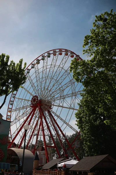 Krásný velký dětský park s mnoha kolotočů — Stock fotografie