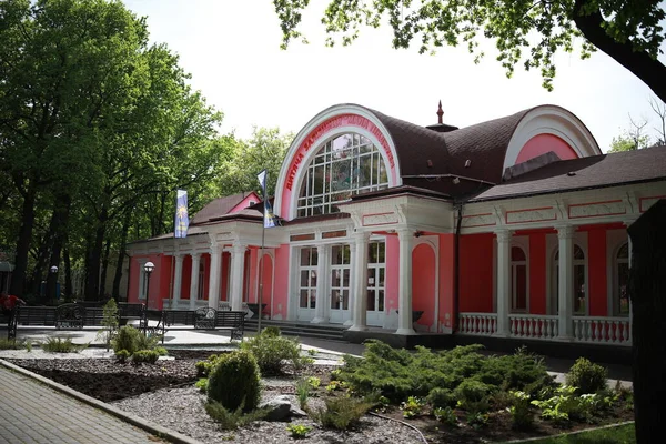 Güzel yeşil bir parktaki çocuk demiryolları