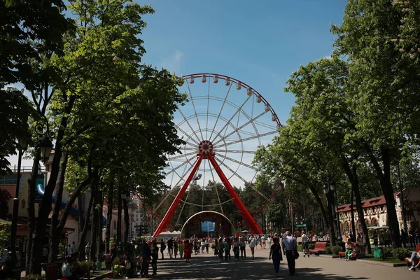 Piękny duży park dla dzieci z wieloma karuzelami — Zdjęcie stockowe