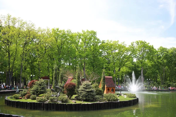 Göl kenarındaki yeşil, bakımlı güzel bir park.